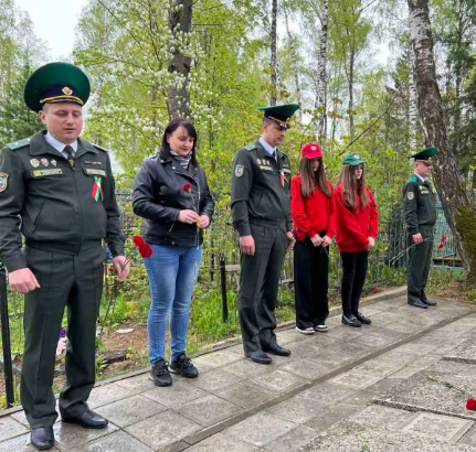 Возложение цветов к могилам неизвестных солдат