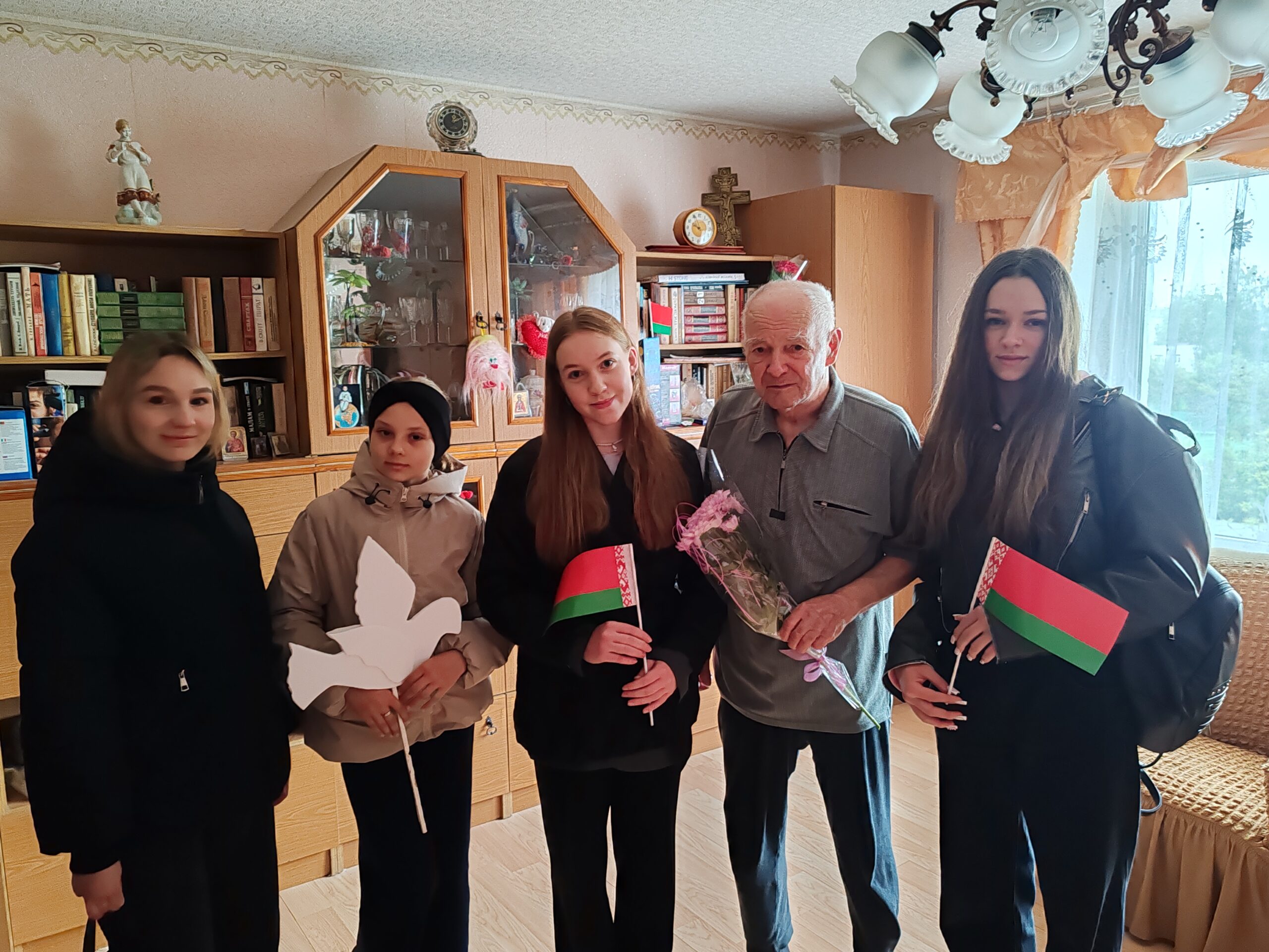 Активисты БРПО и БРСМ школы поздравили ветеранов ВОВ