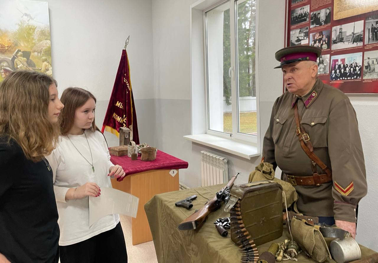 Учащиеся Коминтерновской средней школы ознакомились с выставкой, посвященной памяти жертв преступлений геноцида, открывшейся на базе в/ч 63615