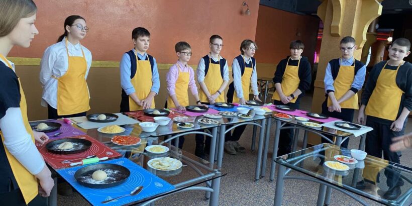 В рамках недели профориентации, ребята 7-х классов посетили мастер-класс по приготовлению мини-пицц