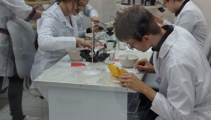 В рамках Недели профориентации, старшеклассники посетили на базе одной из аптек Могилевского РУП «Фармация» симуляционную мини-аптеку «Фарм-старт».