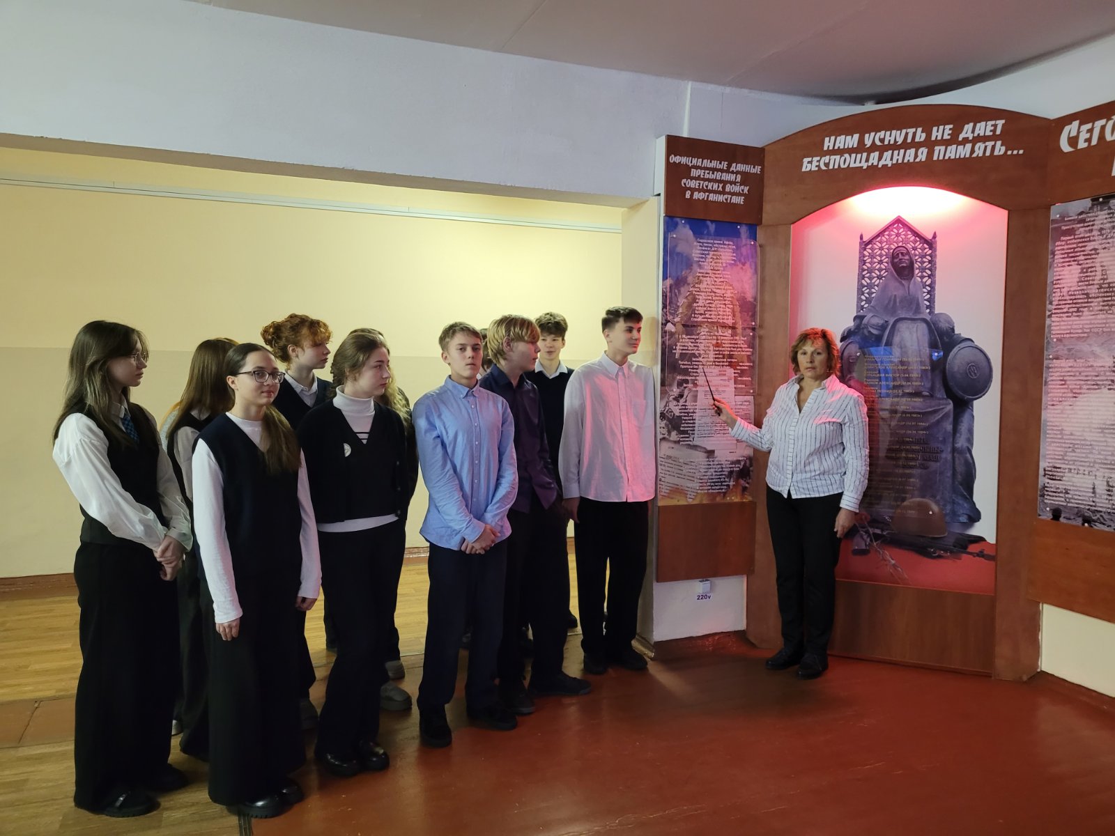 Экскурс по экспозиции Анатолия Петунина, в рамках Дня памяти воинов- интернационалистов провела учитель истории Тамара Романовна Веко