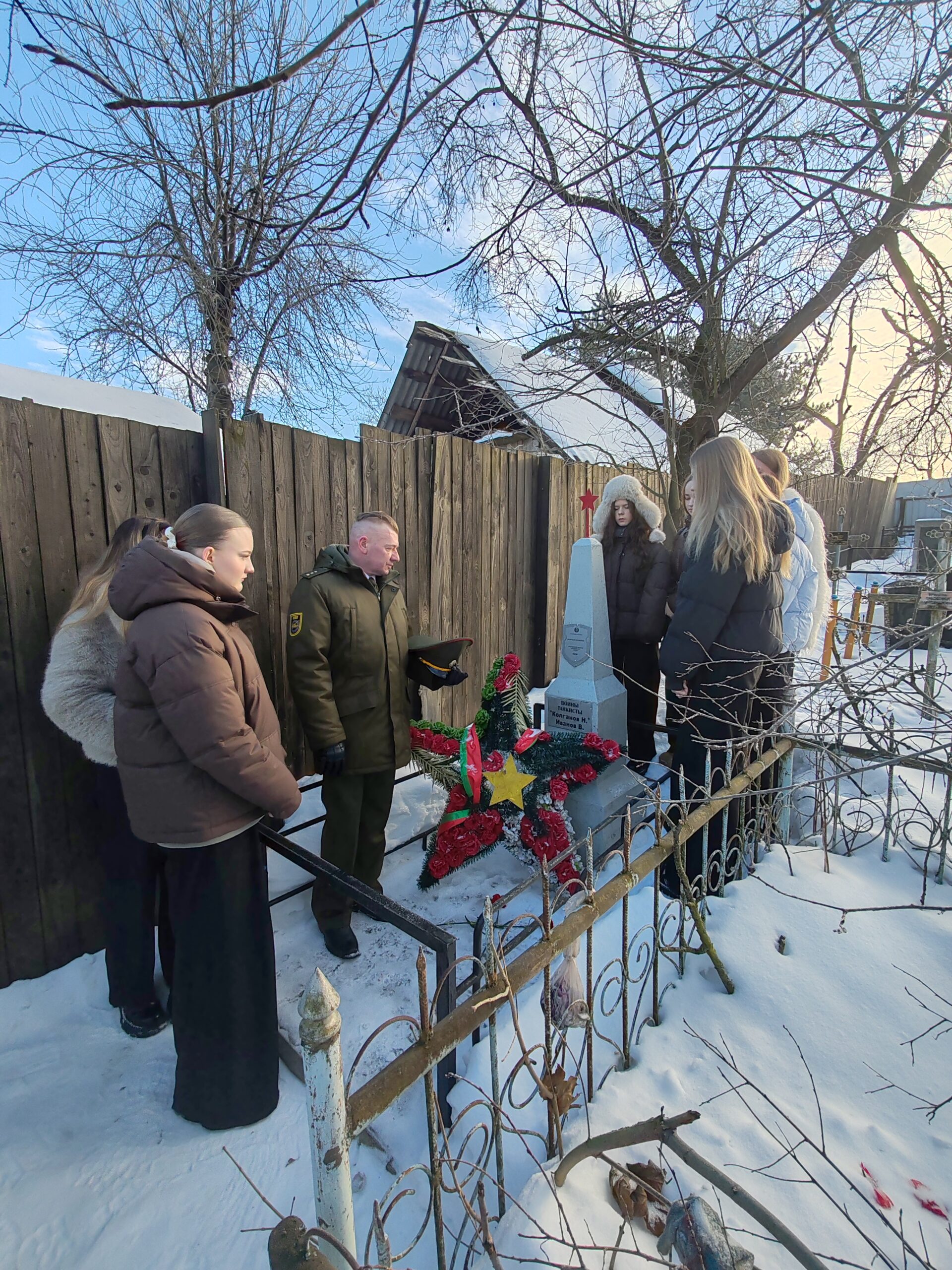 В рамках празднования Дня защитника Отечества и Вооружённых Сил Республики Беларусь делегация школы приняла участие в памятном митинге на Карабановском кладбище