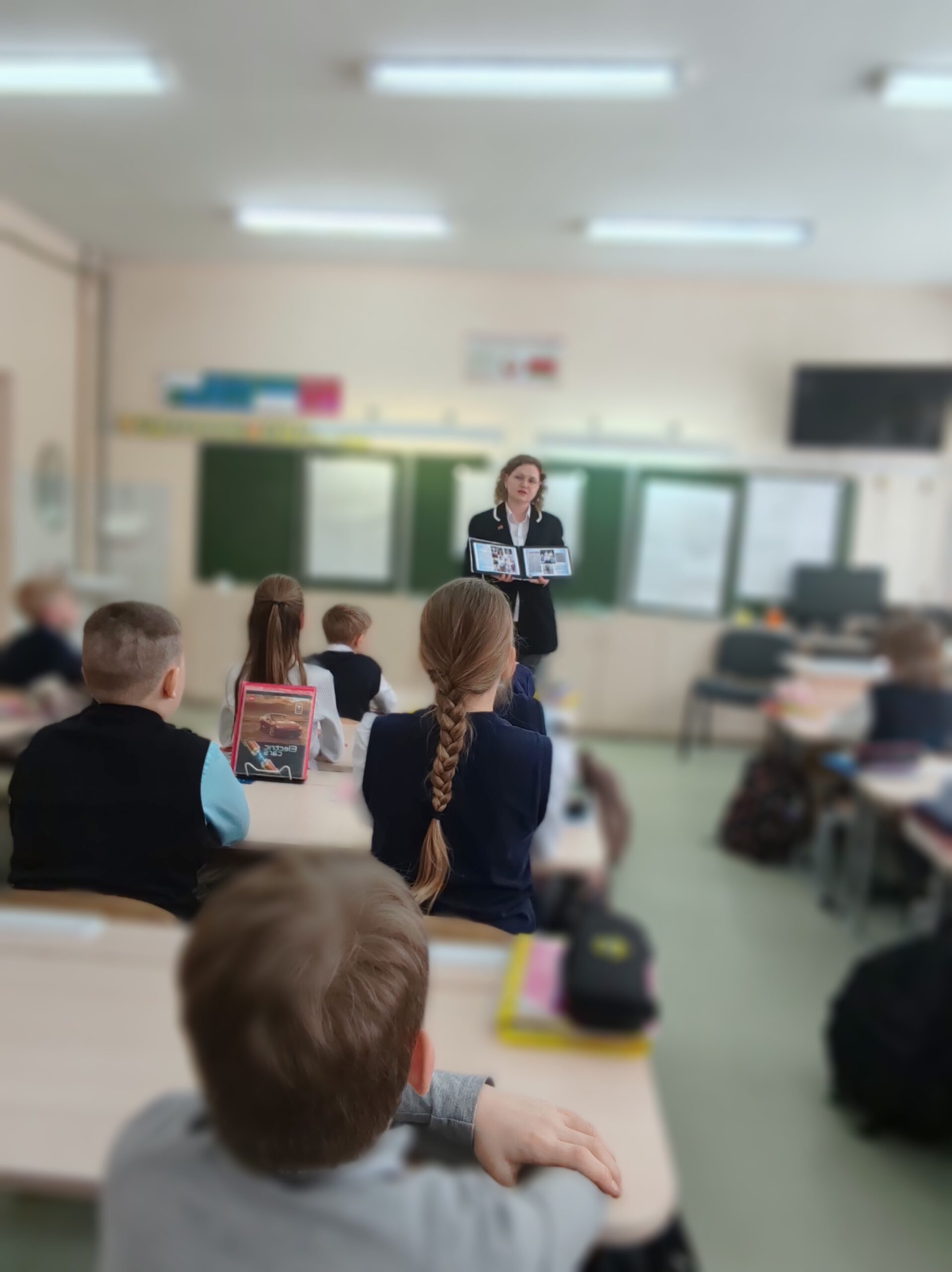 Урок мужества для учащихся начальной школы провела старшая пионервожатая Малеванченко Ю.С.