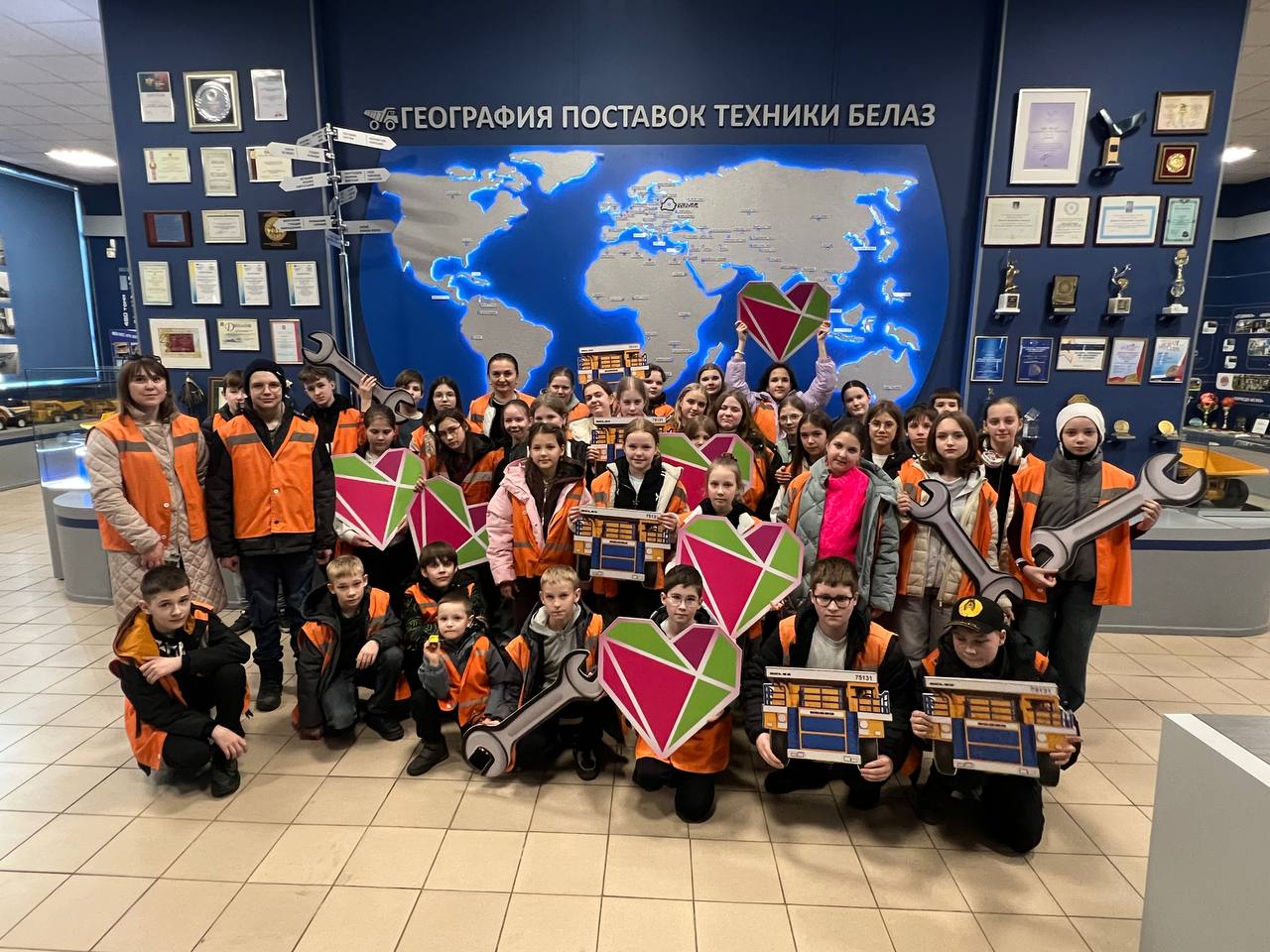 22 марта учащиеся 6 «Г», 6 «Д» и 5 «В» классов совершили чудесную и увлекательную поездку в усадебно-парковый комплекс «Лошица» и на БелАЗ!